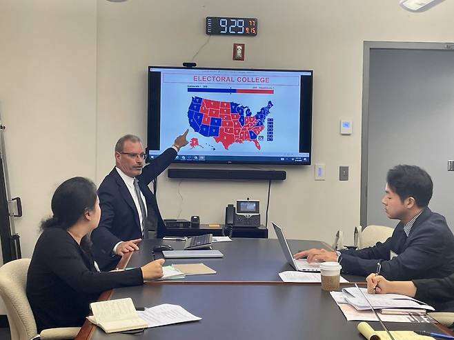 미 조지워싱턴대 토드 L 벨트 정치경영대학원장(가운데)이 내년 미 대선 선거인단 구성 변화와 전망에 대해 설명하고 있다. 한국언론진흥재단·미 동서센터 제공