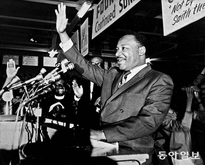 1968년 흑인 민권 운동가 마틴 루터 킹 목사가 멤피스 위생직원 파업 시위에서 연설하는 모습. 마틴 루터 킹 목사 기념 도서관 홈페이지