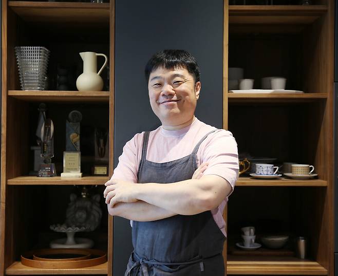 ‘옥주부’로 변신한 코미디언 정종철. 그가 자신이 설계하고 만든 주방 찬장 앞에 서서 포즈를 취했다. 박미향 기자 a href=\"mailto:mh@hani.co.kr\"mh@hani.co.kr/a