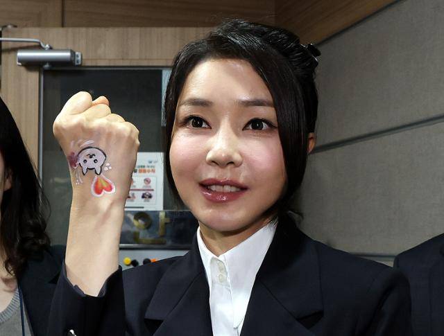 김건희 여사가 지난달 30일 서울 중구 프레스센터에서 개 식용 종식을 위한 국민행동 주최로 열린 개 식용 종식 촉구 기자회견을 찾아 손등에 그린 우리나라 진돗개 백구 그림을 들어 보이고 있다. 이날 김 여사는 시민단체가 주관하는 개 식용 종식 촉구 기자회견에 참석해 "불법 개 식용은 반드시 없어져야 한다"라고 발언했다. 뉴스1