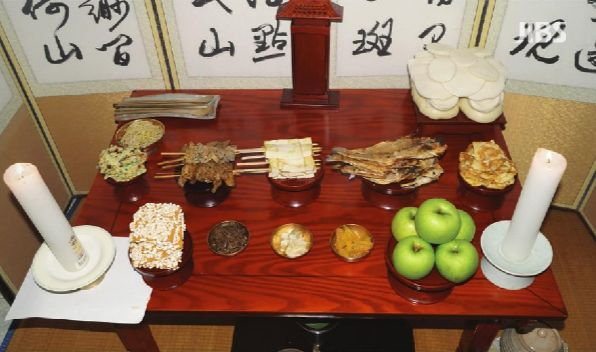 제사상(사진, 『제주인의 지혜와 맛 전향토음식』, 제주특별자치도, 2012)