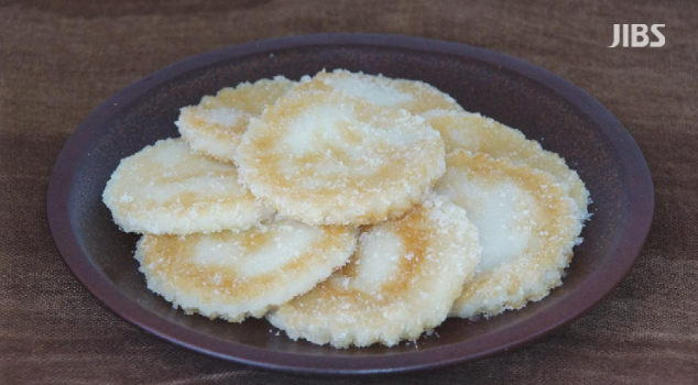 지름(기름)떡(사진, 『제주인의 지혜와 맛 전향토음식』, 제주특별자치도, 2012)