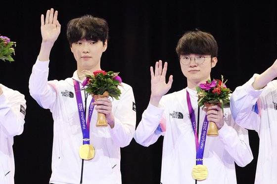 29일 항저우 아시안게임 e스포츠 리그 오브 레전드(LoL) 금메달을 목에 건 페이커 이상혁(오른쪽)과 쵸비 정지훈. 뉴스1