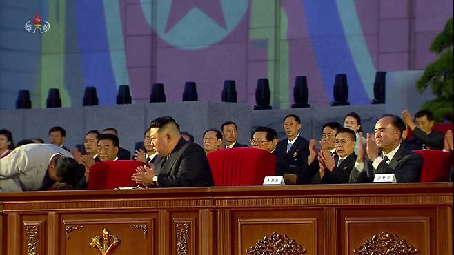 김덕훈 북한 내각 총리(가장 왼쪽)가 지난 8일 열린 정권 수립 75주년 기념 중앙보고대회에서 보고에 앞서 김정은 국무위원장에게 90도 허리 숙여 인사하고 있다. 조선중앙TV|연합뉴스