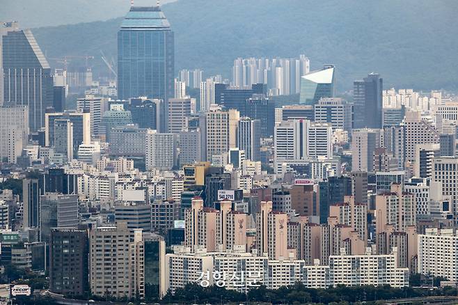 서울 중구 남산서울타워에서 바라본 서울 도심의 아파트 단지 모습./문재원 기자