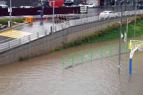 2021년 7월 부산 동래구 수연교 앞 온천천이 범람해 산책로와 하부도로가 통제됐다. 국제신문DB