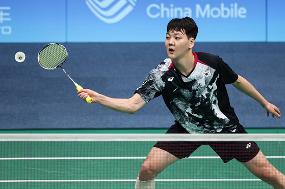 Korean badminton player Lee Yun-gyu competes in the men's team semifinal at the Hangzhou Asian Games held at Binjiang Gymnasium in Hangzhou, China on Saturday. [NEWS1]