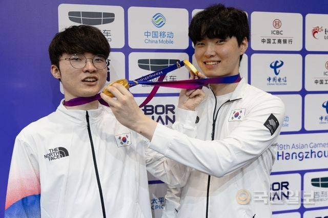 한국이 29일(한국시간) 중국 항저우 e스포츠 센터에서 열린 항저우 아시안게임 e스포츠 리그 오브 레전드 종목 결승전에서 대만에 2대 0으로 꺾고 금메달을 땄다. 경기 후 믹스트존에서 금메달을 들어보이는 ‘페이커’ 이상혁(왼쪽)과 ‘쵸비’ 정지훈. 공동 취재단