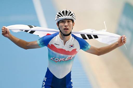 제19회 항저우 아시안게임 롤러스케이트 남자 EP 1만m에서 금메달을 획득한 정병희가 태극기를 들고 트랙을 질주하고 있다.로이터=연합뉴스