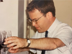 와인 평론가 제임스 서클링이 1993년 와인 스펙테이터 근무당시 처음으로 이탈리아 슈퍼 투스칸 와인들을 블라인드 테이스팅하고 있다. 제임스 서클링 인스타그램 캡쳐.