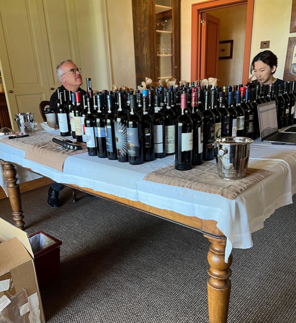 제임스 서클링이 2019년 빈티지 BDM 와인들을 시음하고 있다. 제임스 서크링 인스타그램 캡쳐.