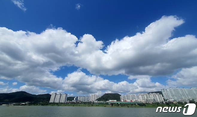 지난 24일 경북 포항시 남구의 형산강 위로 뭉게구름이 떠다니고 있다./사진=뉴스1