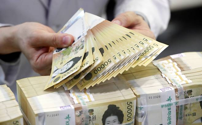 서울 중구 하나은행에서 직원이 5만원권을 정리하고 있다./사진=하나은행