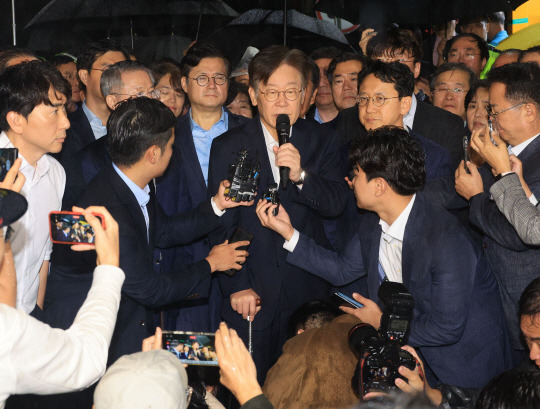 이재명 더불어민주당 대표가 27일 오전 법원의 구속영장 기각 직후 경기 의왕시 서울구치소를 나서면서 발언하고 있다. 이 대표는 “인권의 최후 보루라는 사실을 명징하게 증명해 주신 사법부에 깊은 감사의 말씀을 드린다”고 밝혔다. 연합뉴스