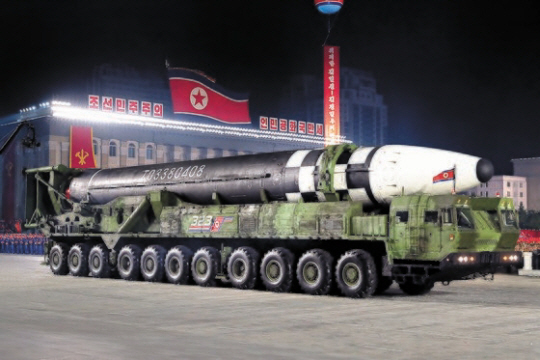 북한 열병식 때 선보인 ‘괴물 ICBM(대륙간탄도미사일)’ 11축 22륜 이동식발사차량(TEL). 북한은 고출력 디젤엔진과 변속기 등을 중국에서 수입해 개조한 것으로 추정된다. 북한조선통신 캡처. 연합뉴스