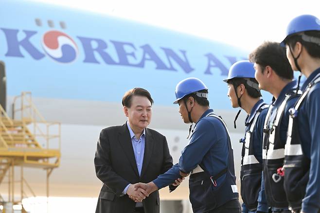 윤석열 대통령이 추석 연휴 첫날인 28일 오후 영종도 인천국제공항 대한항공 화물터미널을 방문, 항공 화물 종사자들을 격려하고 있다. [연합]