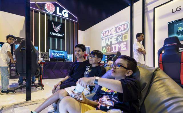 세계 최대 e스포츠 대회 '게이머스8' 관람객들이 LG전자 체험 공간에서 LG 울트라기어 게이밍 모니터와 LG 올레드 TV를 활용해 게임을 즐기고 있다. 사진 제공=LG전자