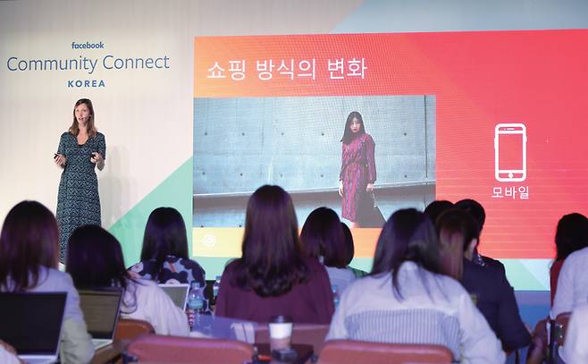 수잔 로즈 인스타그램 프로덕트 마케팅 디렉터가 2018년 5월31일 서울 강남구 신사동 K현대미술관에서 열린 페이스북 커뮤니티 커넥트 미디어 간담회에서 인스타그램의 새로운 기능을 소개하고 있다. ⓒ연합뉴스