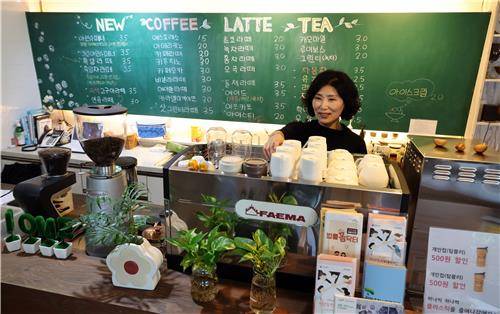 커피 제조하는 김미경 씨 [촬영 나보배]