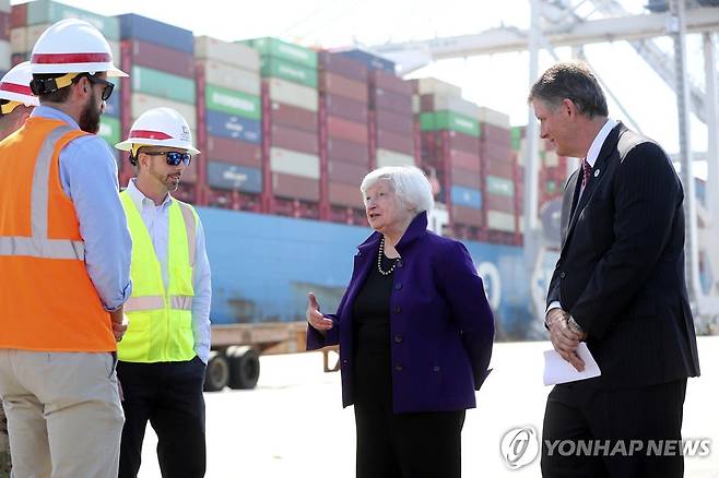 재닛 옐런 미국 재무장관 (서배너[미국] AP=연합뉴스) 재닛 옐런 미국 재무장관이 29일(현지시간) 조지아주 서배너 항을 방문해 현지 관계자들과 대화하고 있다. 2029.9.30