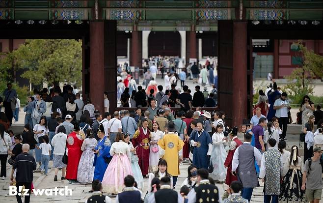 추석 명절연휴를 사흘 앞둔 25일 서울 경복궁에 많은 관광객 인파가 몰리고 있다./사진=이명근 기자 qwe123@