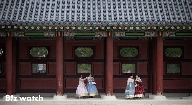 추석 명절연휴를 사흘 앞둔 25일 서울 경복궁에 많은 관광객 인파가 몰리고 있다./사진=이명근 기자 qwe123@