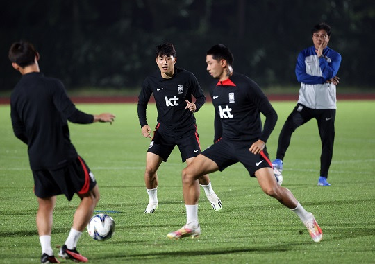 지난달 22일 중국 진화 스포츠 스타디움 보조경기장에서 남자 축구 대표팀이 훈련하는 모습. 사진=뉴시스