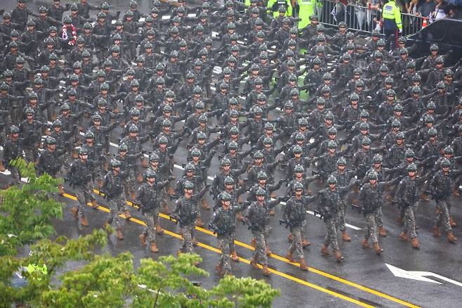 건군 75주년 국군의 날 기념행사가 열린 26일 오후 국군 장병들이 서울 중구 세종대로에서 시가 행진을 하고 있다. (사진=연합뉴스)