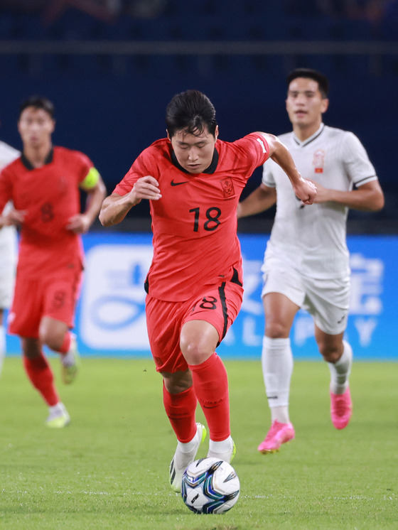 지난 27일 중국 저장성 진화 스포츠센터 스타디움에서 열린 2022 항저우 아시안게임 남자축구 16강전 대한민국과 키르기스스탄의 경기에서 대한민국 이강인이 드리블하며 상대 진영으로 달리고 있다. 〈사진=연합뉴스〉