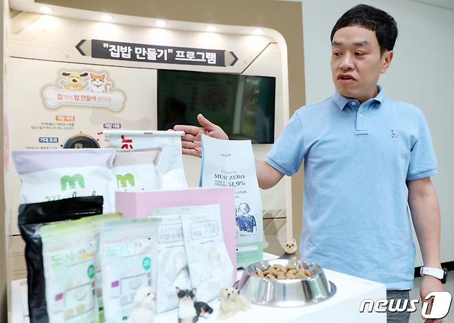 김기현 농업연구사가 전북 완주군 농촌진흥청 국립축산과학원에서 개발한 사료를 설명하고 있다. ⓒ News1 유경석 기자