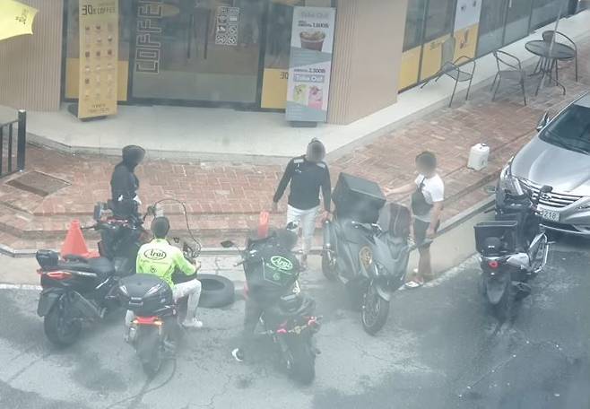 대전의 한 가게 앞에 번호판을 부착하지 않은 오토바이 운전자들이 모여있다. (유튜브 '딸배헌터' 갈무리)