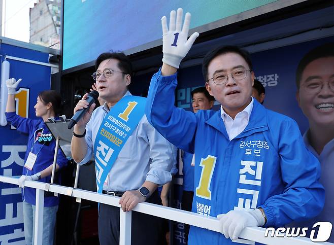 진교훈 더불어민주당 강서구청장 보궐선거 후보가 1일 오전 서울 강서구 화곡동 까치산역 앞에서 홍익표 원내대표, 강선우 의원과 함께 유세차량에 올라 유권자들의 지지를 호소하고 있다.2023.10.1/뉴스1 ⓒ News1 박정호 기자