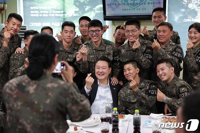 윤석열 대통령이 추석 연휴 나흘째이자 건군 제75주년 국군의 날인 1일 경기도 연천군 소재 육군 제25보병사단을 찾아 장병들과 간담회를 갖고 있다.ⓒ News1 안은나 기자