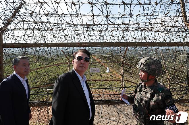 윤석열 대통령이 국군의 날인 1일 경기 연천군에 위치한 육군 제25사단을 찾아 GOP 철책 순찰로에서 최성진 사단장의 설명을 듣고 있다. (대통령실 제공) 2023.10.1/뉴스1 ⓒ News1 안은나 기자