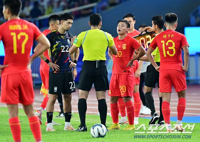 남자 축구대표팀이 1일 오후 중국 항저우 황룽스포츠센터에서 항저우아시안게임 중국과 8강 경기를 펼쳤다. 후반 몸싸움 도중 신경전 펼치는 박규현과 중국 선수들. 항저우(중국)=송정헌 기자songs@sportschosun.com/2023.10.01/