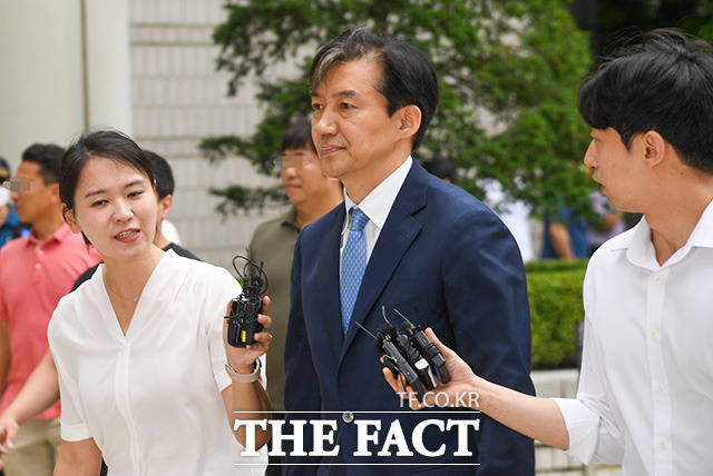 조국 전 법무부 장관이 검찰에 김건희 여사의 주가 조작·양평고속도로 변경 의혹 수사를 촉구했다. 조 전 장관이 7월 17일 오후 서울 서초구 서울고등법원에서 열린 '자녀 입시비리·감찰무마 의혹' 관련 항소심 첫 공판에 출석하고 있다. /장윤석 인턴기자
