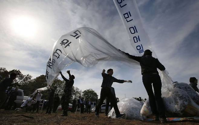 대북전단 날리는 탈북민 단체 [이미지출처=연합뉴스]