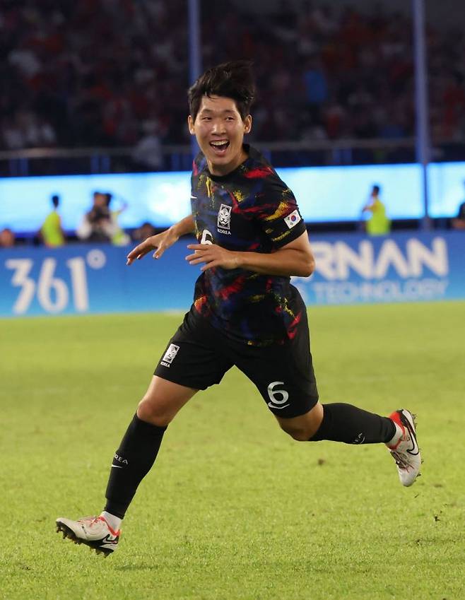 한국 축구 대표팀의 홍현석이 1일 중국 항저우 황룽 스포츠센터 스타디움에서 열린 2022 항저우 아시안게임 남자 축구 8강전 중국과의 경기에서 선취골을 터뜨린 뒤 기뻐하고 있다.   [사진 제공= 연합뉴스]