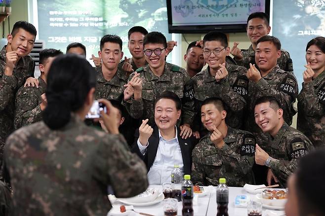 윤석열 대통령이 국군의 날인 1일 경기도 연천군 육군 제25사단의 한 소초에서 열린 장병들과의 간담회에서 참석한 장병들과 함께 셀카를 찍고 있다.(사진=대통령실)