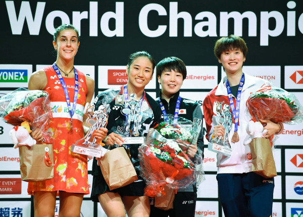 <yonhap photo-0062="">지난 8월 BWF 세계챔피언십에서 우승한 안세영(왼쪽 두번째). 맨 오른쪽이 중국의 천위페이. 신화통신=연합뉴스</yonhap>