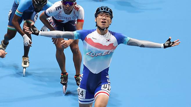 롤러스케이트 남자 스피드 1,000ｍ 결승에서 최광호가 1위로 피니시 라인을 통과하고 있다. [사진 제공: 연합뉴스]