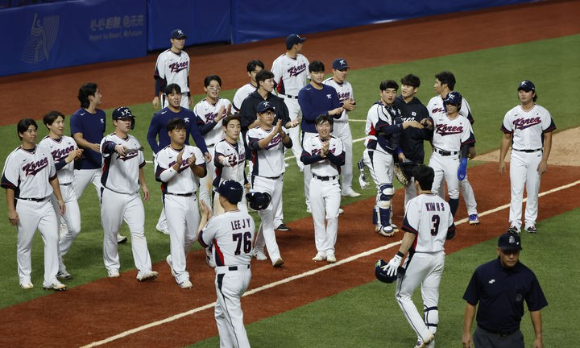 한국 야구대표팀 선수들이 1일 중국 항저우 샤오싱 야구장에서 열린 항저우 아시안게임 야구 B조 조별리그 홍콩전에서 8회말 10-0 콜드게임 승리를 거둔 뒤 기뻐하고 있다. [사진=뉴시스]
