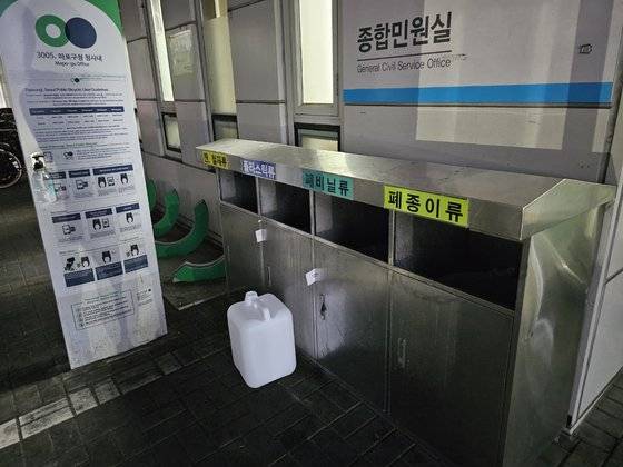 25일 오후 마포구청 청사 1층 민원실 입구. 폐의약품 수거함은 없다. 정은혜 기자