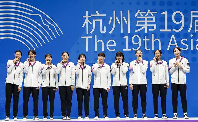 1일 중국 항저우 빈장체육관에서 열린 2022 항저우 아시안게임 배드민턴 여자 단체전 결승에서 금메달을 차지한 선수들이 메달을 목에 걸고 있다. 뉴시스