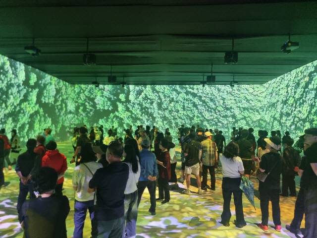 ▲ 시민들이 2023강원세계산림엑스포 상설전시관인 푸른지구관을 관람하고 있다.