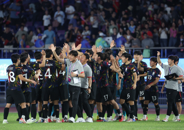 ▲ 1일 중국 항저우 황룽 스포츠센터 스타디움에서 열린 2022 항저우 아시안게임 남자 축구 8강전 중국과의 경기.  2대0으로 승리한 한국 선수들이 기뻐하고 있다. 연합뉴스