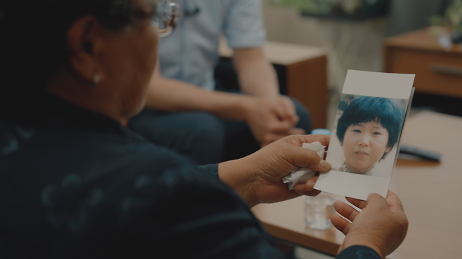 39살이 된 딸의 사진을 확인하고 있는 서맹임 씨