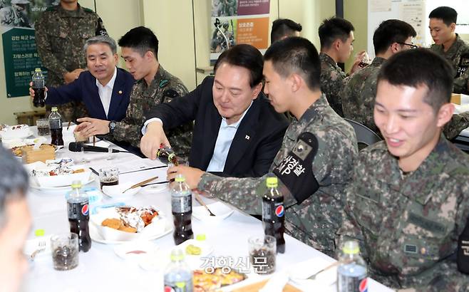 윤석열 대통령이 1일 경기도 연천군 육군 제25사단 병영 식당에서 한 장병에게 콜라를 따라주고 있다. 김창길 기자