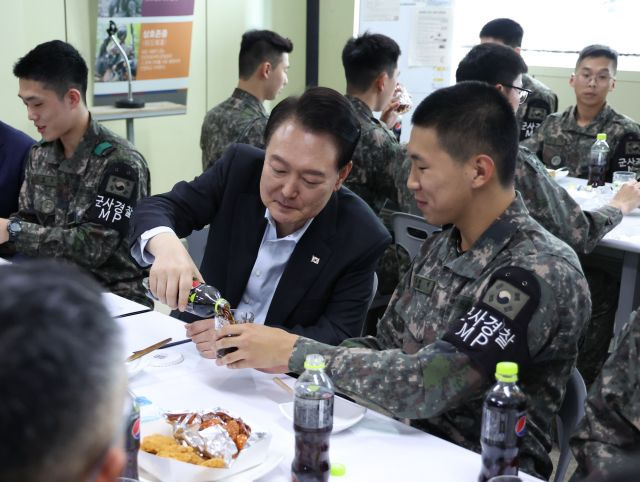 윤석열 대통령이 추석 연휴 중인 1일 경기도 연천군 육군 제25사단의 한 소초에서 열린 장병들과의 간담회에서 병사에게 직접 콜라를 따라 주고 있다. 연합뉴스