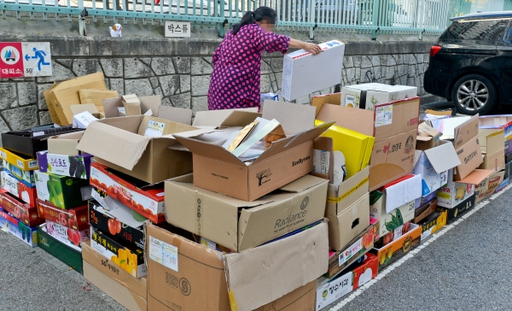 의왕시의 한 주민이 추석 연휴간 쌓인 선물 포장용 박스를 정리하고 있다. 경기일보DB